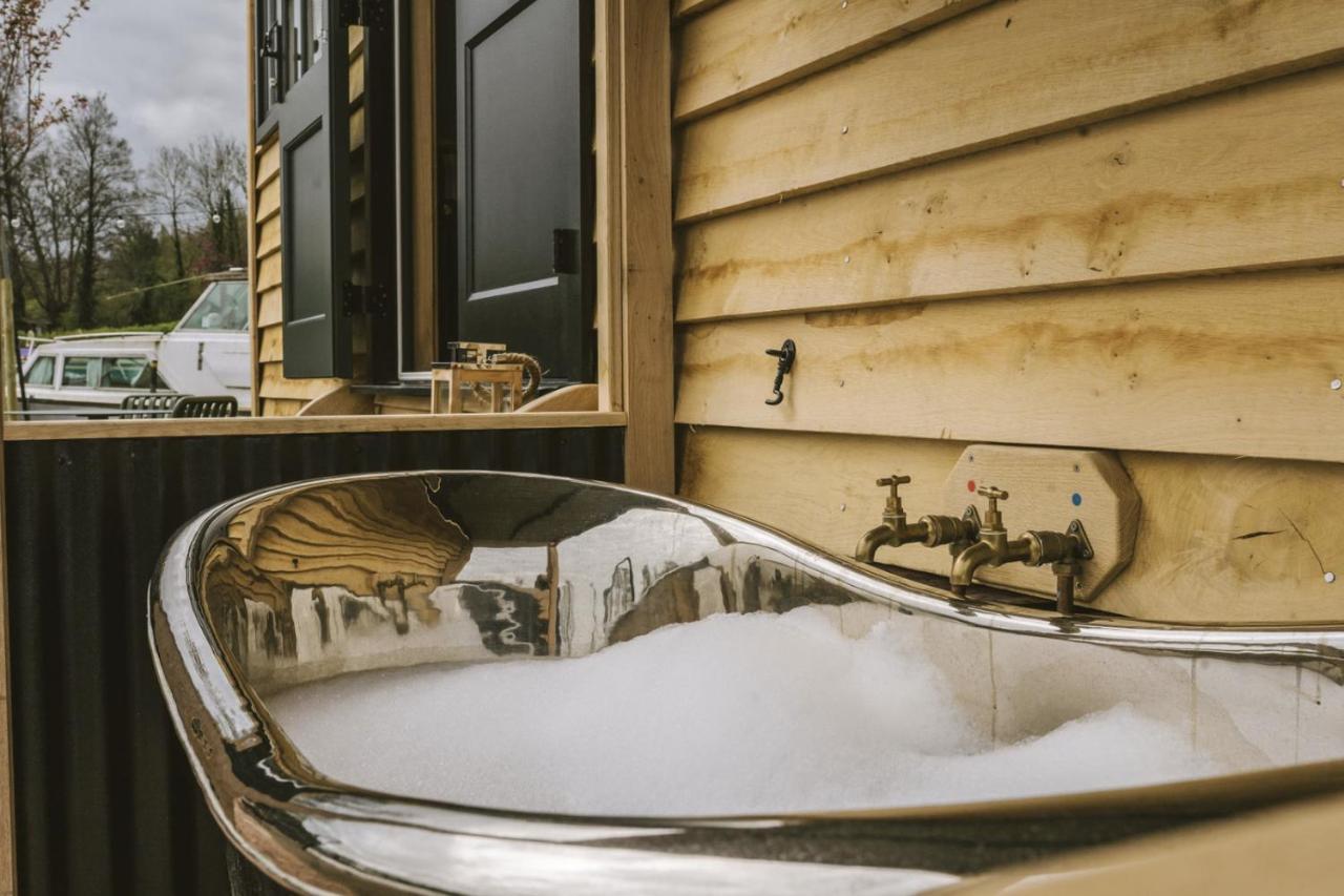 Appartamento Island Hut - Outdoor Bath Tub, Firepit And Water Equipment Saltford Esterno foto