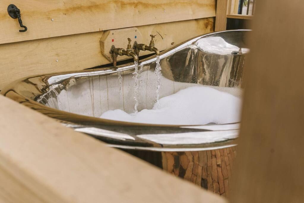 Appartamento Island Hut - Outdoor Bath Tub, Firepit And Water Equipment Saltford Esterno foto