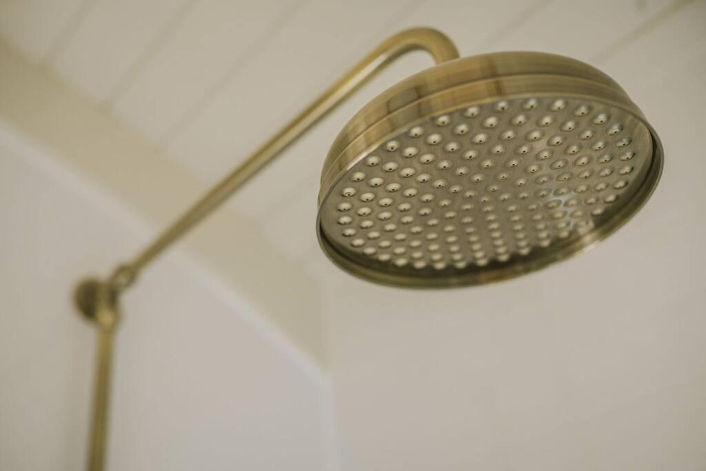 Appartamento Island Hut - Outdoor Bath Tub, Firepit And Water Equipment Saltford Esterno foto